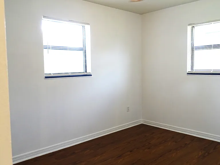 303 Georgetown Ave — Photo 17