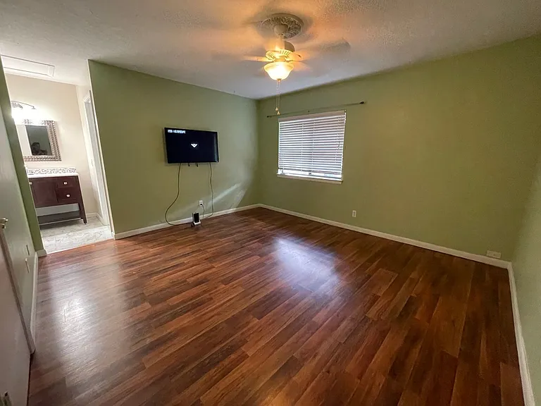 710 Raymond Cir — Photo 9