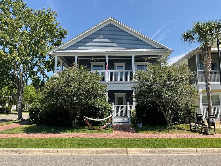 5020 NW 10th Pl — Photo 1