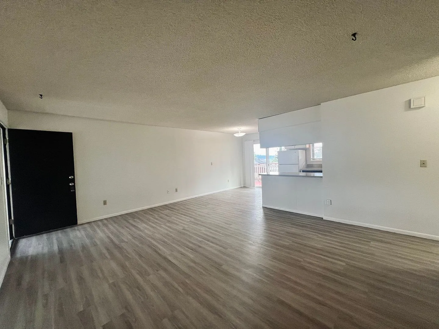 Freshly Renovated Camas 2BR with Oversized Balcony 1st Full Month FREE! — Photo 4