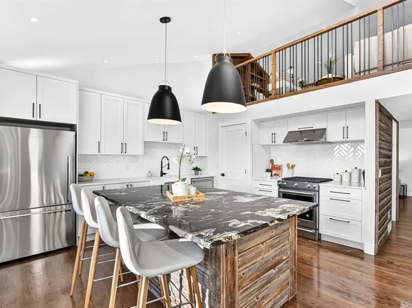 328 W 3rd St NE, Calgary, AB T2E 7W5