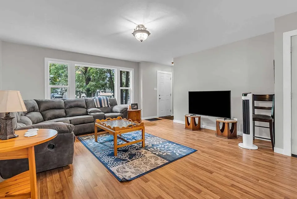 3222 McGill Street — Photo 3