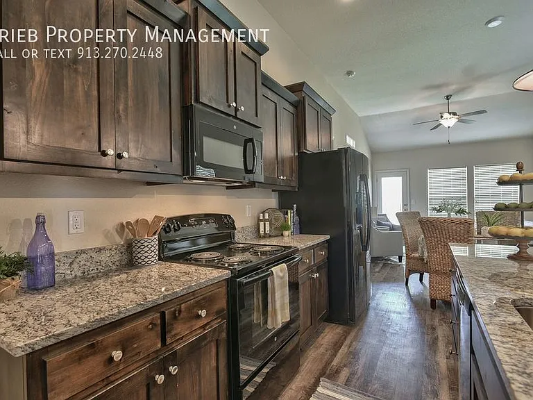 584 S Poplar St — Photo 12
