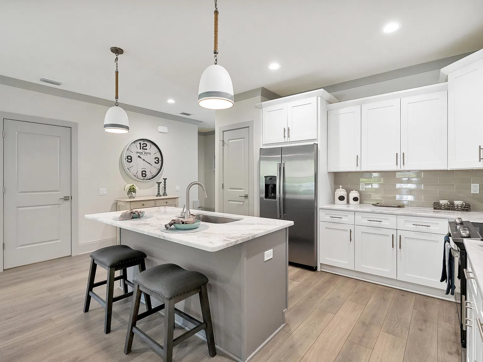 3 bed, 2.5 bath, 1682 sqft, $3,950 — Photo 4