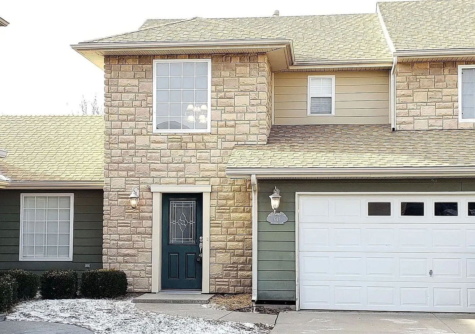 Charming Townhome, Prime Location, Cozy Living — Photo 1