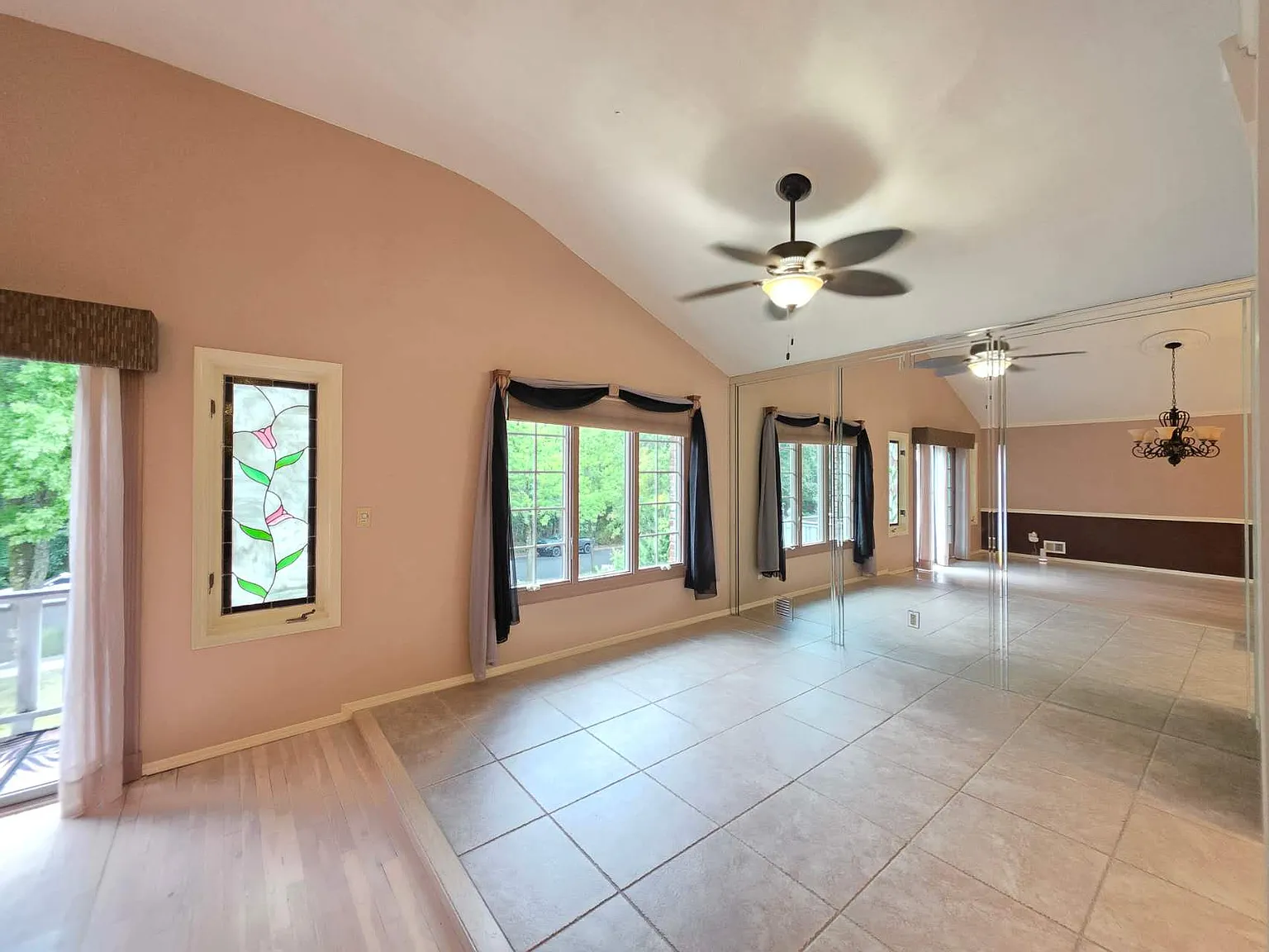 4 bed, 2.5 bath, 2000 sqft, $4,200 — Photo 3