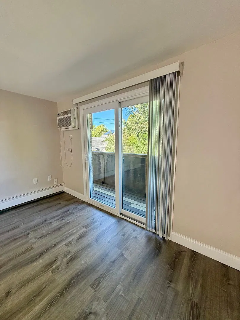 Fully Renovated 2 Bed with Heat, Hot Water and gas for cooking included. — Photo 4