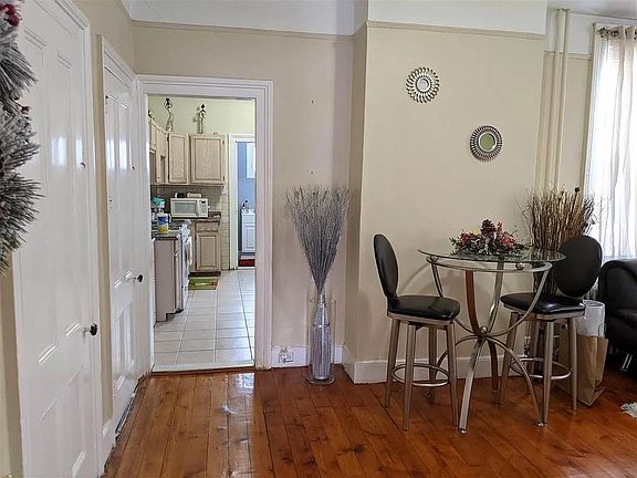 2nd image of 41 Hutton St #1