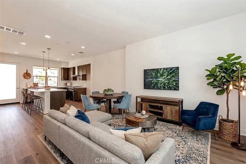 4 bed, 4.5 bath, 2312 sqft, $4,400 — Photo 2