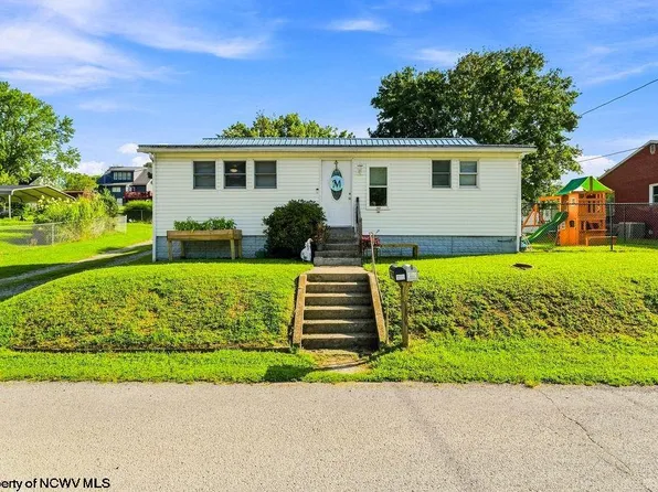 412 Charles St, Glenville, WV 26351