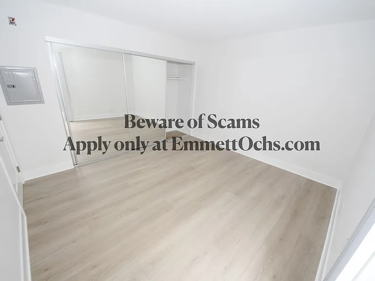 Overland Court — Photo 11