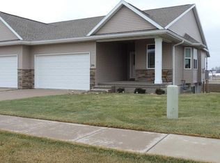 194 Ridge View Dr, Fairfax, IA 52228