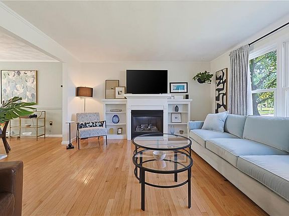 3rd image of 16 Heritage Ct