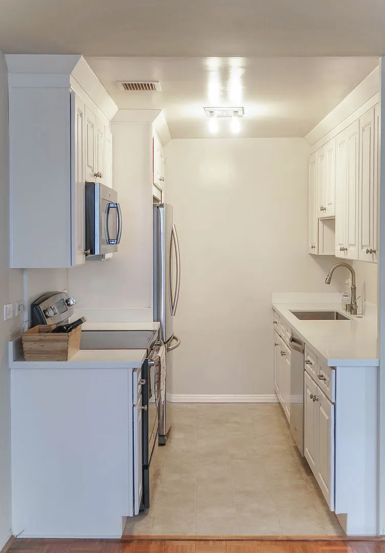 Stunning 14th Floor Wilshire Corridor Condo — Photo 4