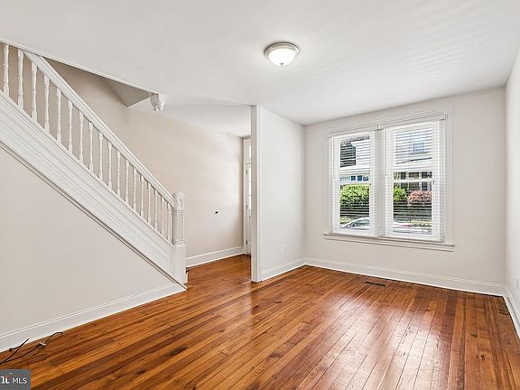5th image of 385 Conarroe St