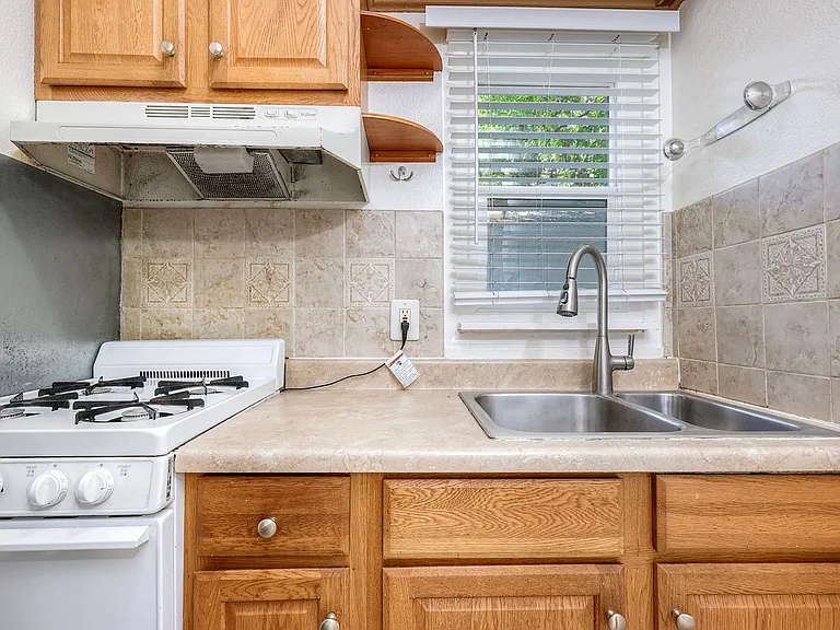 2744 Treat St — Photo 12