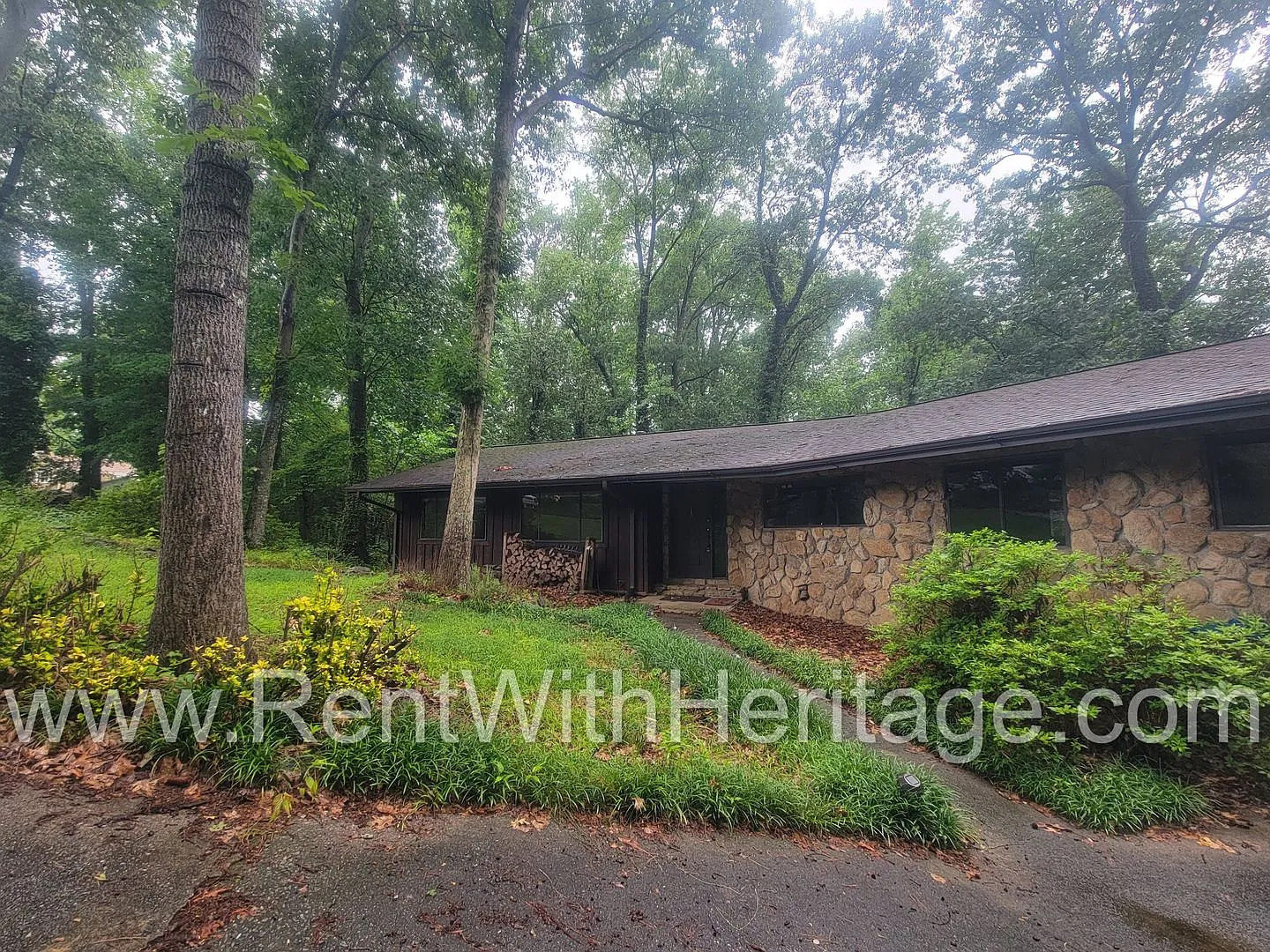 Charming Cabin Style Home on 1.3 Acres / Finished Basement / Great Location — Photo 2