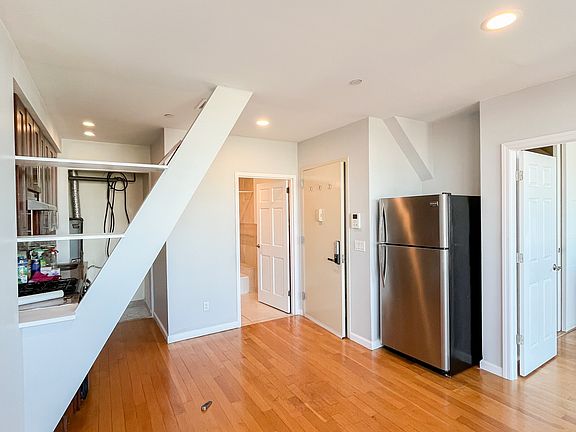 4th image of 25-15 Crescent St Unit 7M