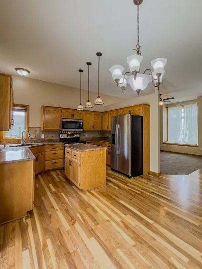 5 bed, 3800 sqft, $3,200 — Photo 4