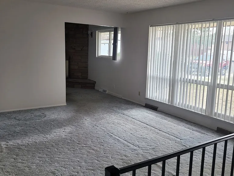 2636 Hickory Dr — Photo 2