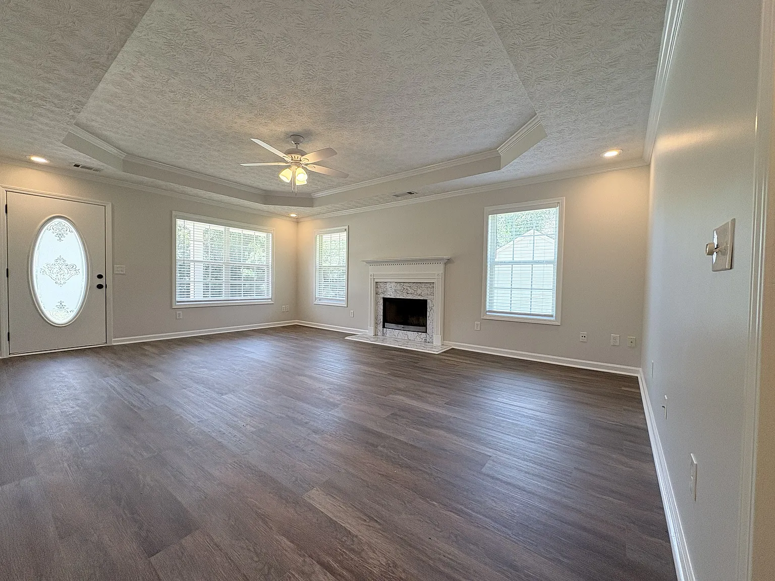 3 bed, 1600 sqft, $1,895 — Photo 2