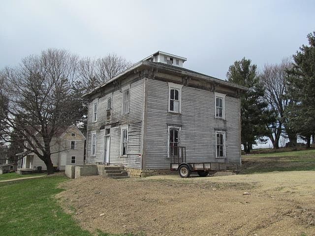 1st image of 300 W Oak St