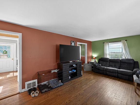 5th image of 1010 W Lawrence St