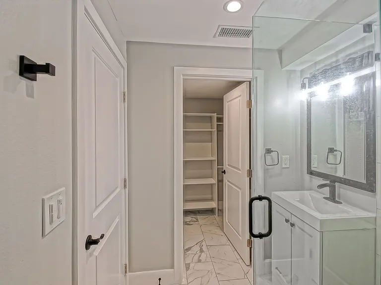1923 Vanderbilt Ln — Photo 16
