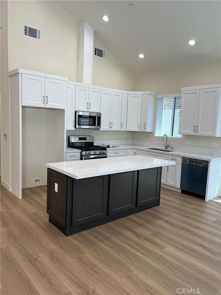 2 bed, 2.5 bath, 1200 sqft, $4,750 — Photo 3
