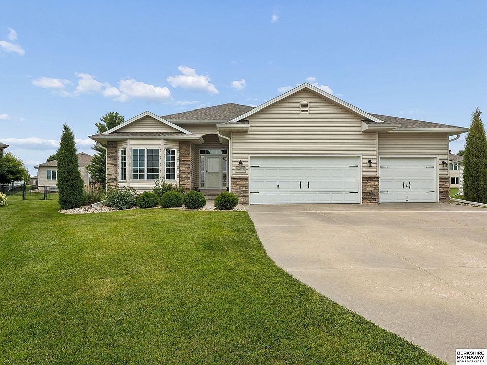 1st image of 16009 Hanover Cir