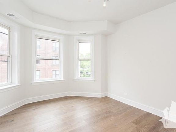 4th image of 2543 N California Ave #3