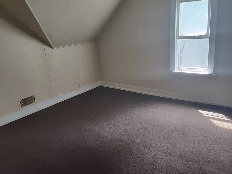 515 Amity Ave — Photo 6