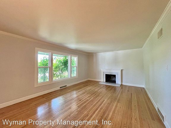 5th image of 2072 Euclid Ave