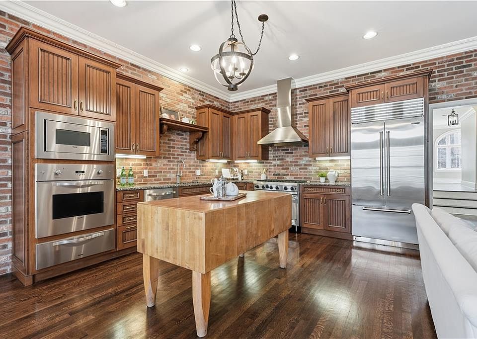 1st image of 212 W 50th St