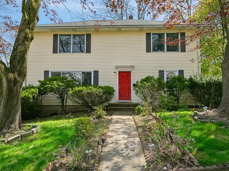 160 Magnolia Ave — Photo 1