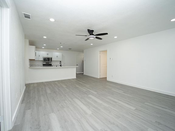 4th image of 404 Westwood Dr