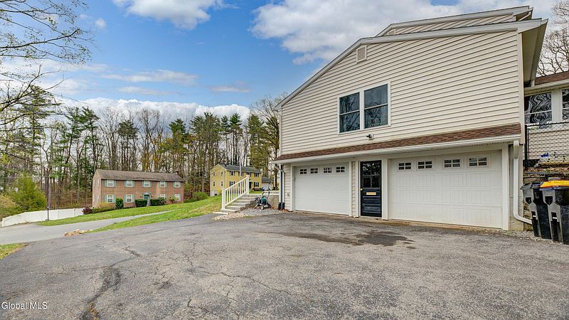4th image of 8 Pinewood Drive