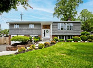 1 Glen Ln, Glenwood Landing, NY 11547
