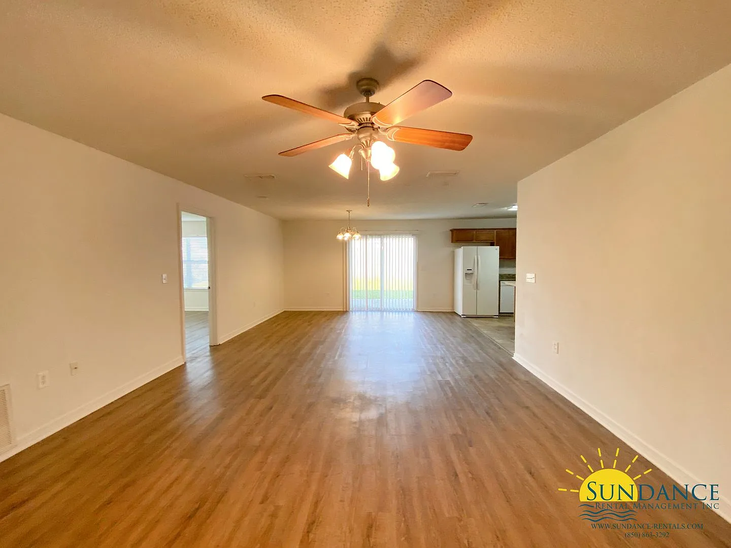 Beautiful 3 Bedroom Home In Redstone Estates! — Photo 2