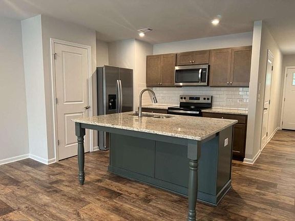 3rd image of 73 Silver Leaf Ln