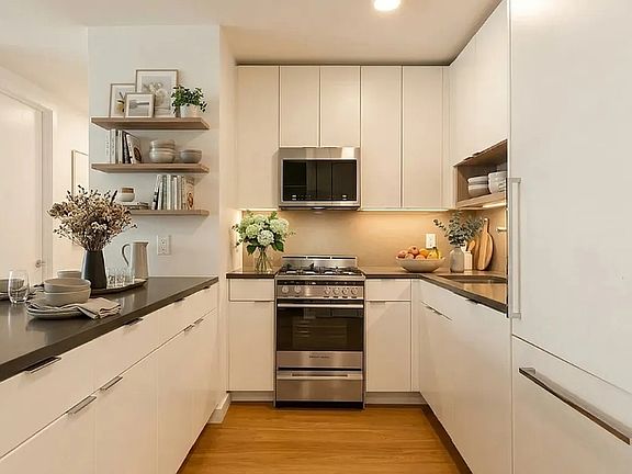 3rd image of 70 W 37th St APT 1002