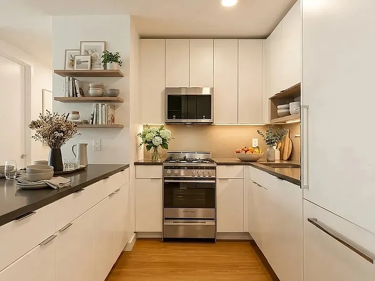 70 W 37th St #1002 — Photo 3