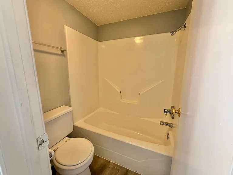 Kentucky Pine Apartments — Photo 7