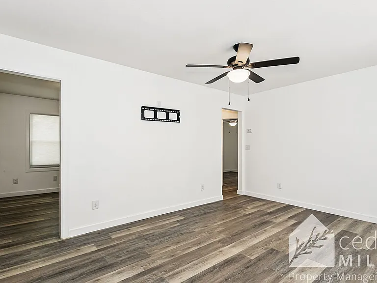 2502 S Mosley St — Photo 2