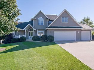 1044 Maple Leaf Dr, Geneseo, IL 61254
