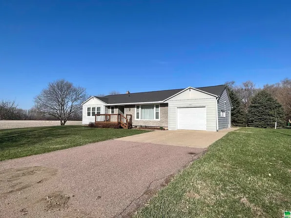 107 S Scott St, Elk Point, SD 57025