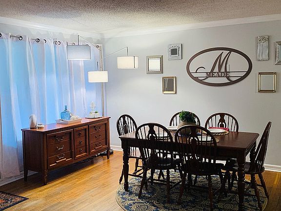 Dining room sitting area