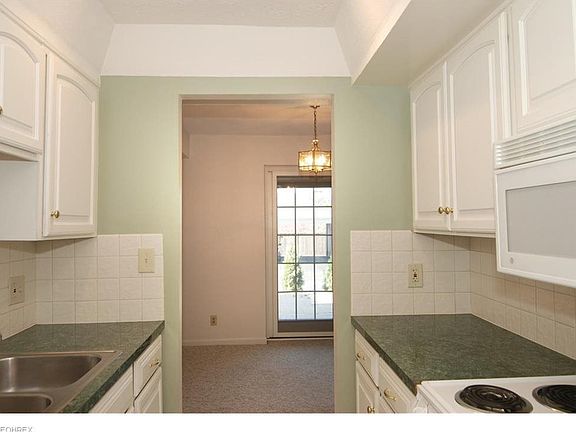 5th image of 49 Berkshire Ct