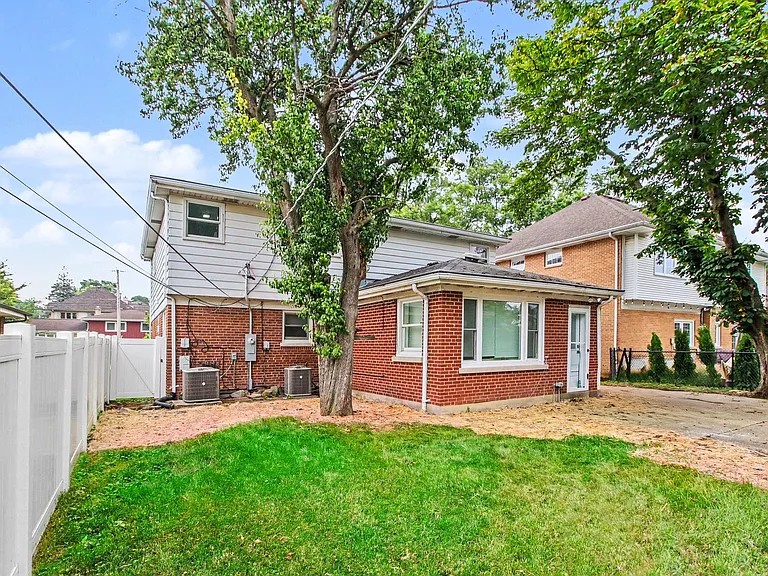 538 N Broadway Ave — Photo 32