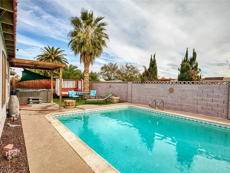 3956 Clear View Dr — Photo 28